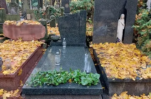 Sprzątanie grobu z liści